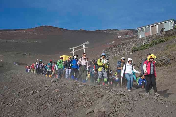 Foi formado aproximadamente há 100.000 anos atrás por constantes erupções vulcânicas e se tornou a maior montanha do Japão, com 3.776 metros de altura. A última erupção, em 1707, durou 16 dias, quando as cinzas vulcânicas alcançaram Tóquio. Reprodução: Flipar