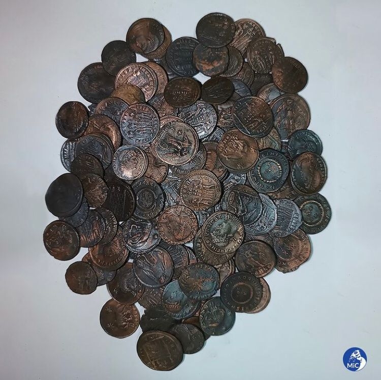 Feitas de bronze, as moedas eram chamadas de “folles” e foram utilizadas durante o reinado de Constantino, O Grande, de 306 a 337 d.C..