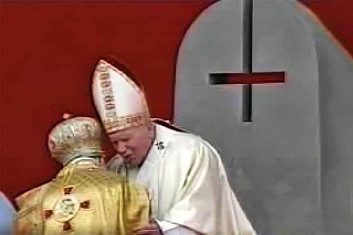 Cruz Papal – Com três barras horizontais, é um símbolo da autoridade do Papa dentro da Igreja Católica. Representa as três missões papais: ensinar, santificar e governar.
 Reprodução: Flipar