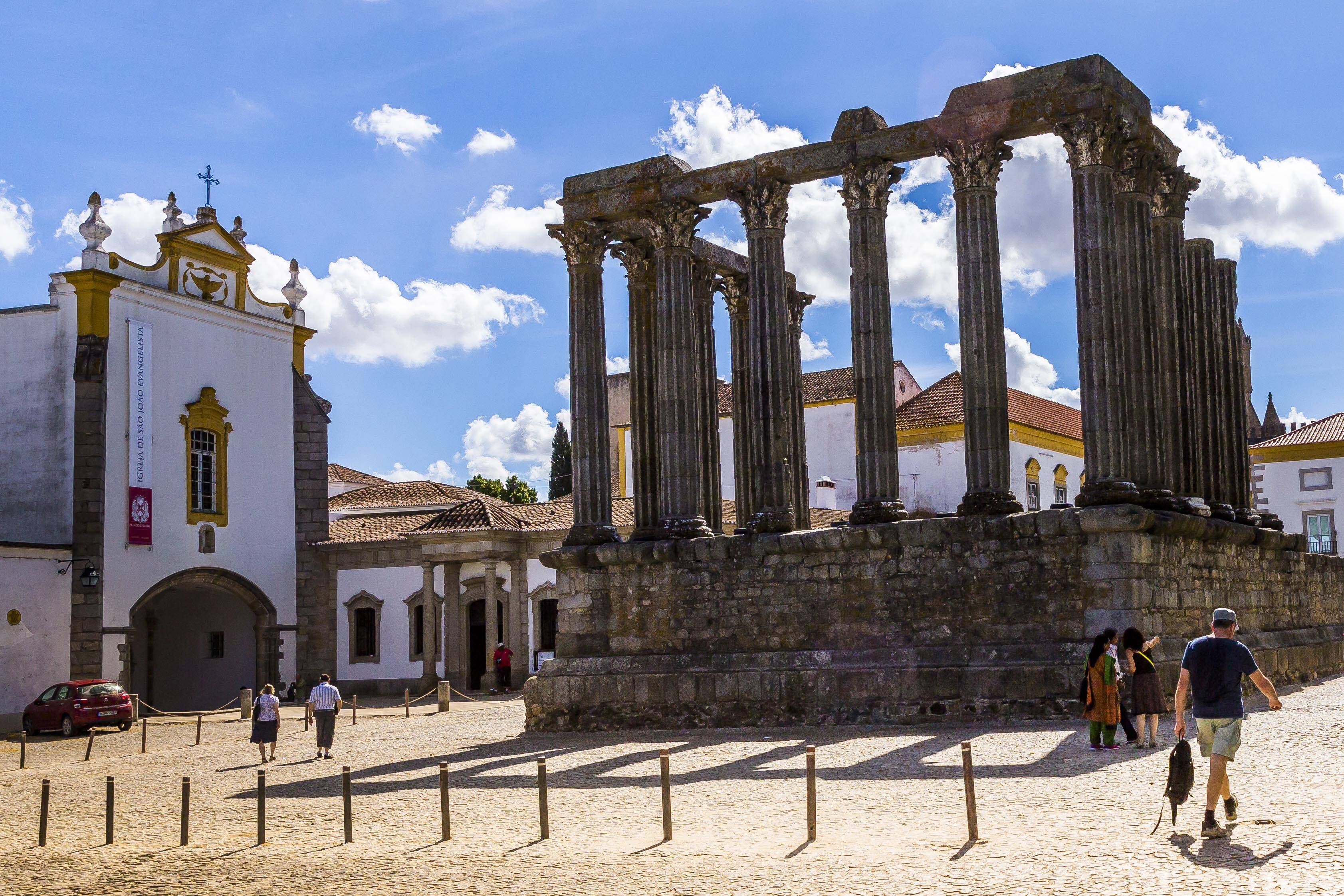 Em Évora, ruínas do Templo Romano é uma das principais atrações. Foto: Turismo do Alentejo