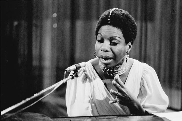 Nina Simone - Nascida na Carolina do Norte em 1933, a compositora, pianista e cantora ficou muito associada ao jazz, mas passeou por vários estilos com grande desenvoltura, do clássico ao folk. 
 Reprodução: Flipar