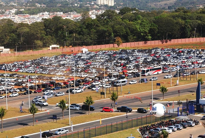 Vá ao shopping em dias e horários que permitam estacionar sem grande dificuldade.  Reprodução: Flipar