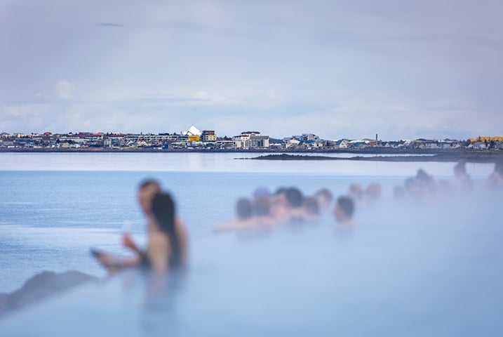 Na Islândia, é possível ver lagos e cavernas de gelo,além de muitas baleias em torno da ilha. O país também é rico em SPAs e parques aquáticos com águas termais. 