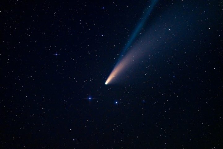 Um cometa gigante vai passar pela Terra pela primeira vez em mais de 70 anos. E poderá ser visto a olho nu, no Brasil, entre os dias 21 e 23 de abril. A recomendação é ficar num local bem escuro para avistá-lo.  Reprodução: Flipar