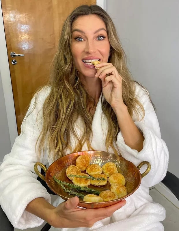 Gisele Bündchen - A supermodelo internacional, gaúcha, segue uma dieta de vegetais e cereais. Seu ex-marido Tom Brady, astro do futebol americano, seguia a mesma toada. Porém, Gisele já confessou que adora pão de queijo (e pela regra vegana, não vale consumir derivado de produto animal, no caso o leite). Então... trata-se de uma vegana que às vezes rompe a norma caindo na tentação.  Reprodução: Flipar