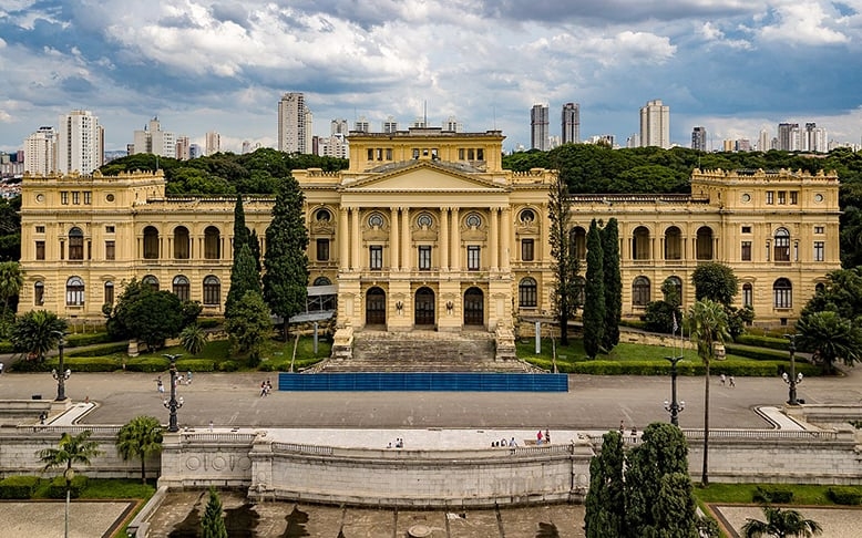 Inaugurado em 1895, o Museu do Ipiranga - nome popular do Museu Paulista da Universidade de São Paulo - tem um vasto e importante acervo relacionado à independência do Brasil. Ele é uma das inúmeras instituições da capital paulista que atraem a atenção de moradores e visitantes. Veja alguns locais que costumam ser visitados. Reprodução: Flipar