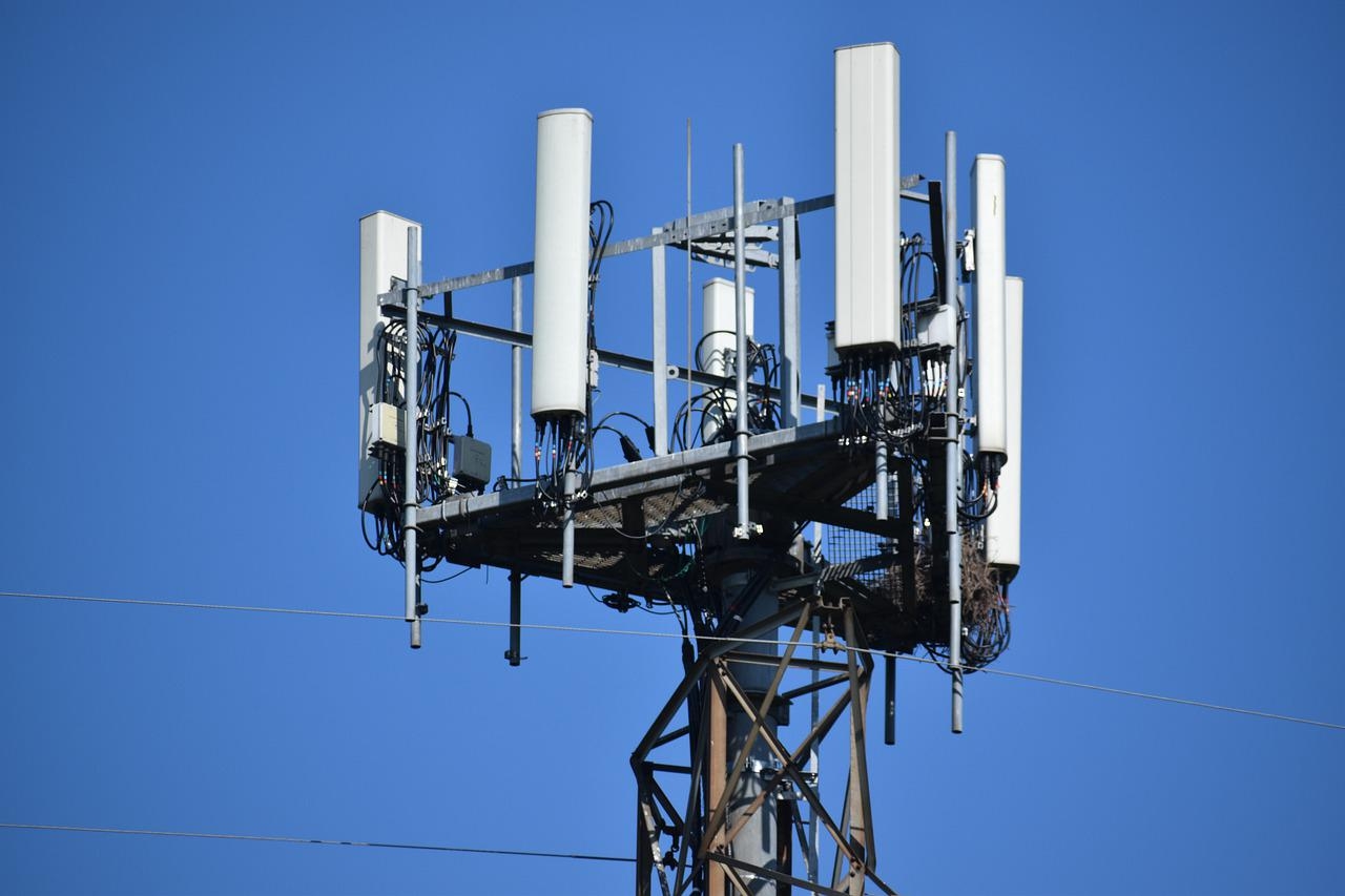 Pelas regras do edital, as operadoras de telefonia móvel que participaram do leilão têm que manter no mínimo uma antena de tecnologia 5G para cada 100 mil habitantes nas capitais brasileiras.