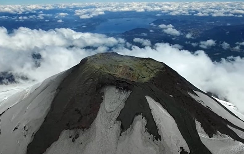 Nome do vulcão: Villarrica, no Chile - O vulcão Villarrica está situado na cordilheira dos Andes e é um dos poucos no mundo com um lago de lava ativo em seu interior. Uma curiosidade é que ele permanece coberto pela neve durante o ano todo.  Reprodução: Flipar