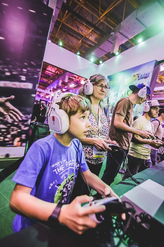 Uma das diversões da garotada são os games. Seja no console ou  até no celular, os mais jovens ficam grudados na tela e se divertem por um bom tempo! Uma dica, se você estiver por São Paulo, é levar seu filho no Brasil Game Show, maior feira de games da América e que estará acontecendo até domingo.