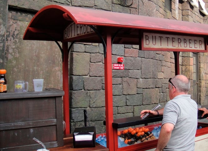 Em Hogsmeade, barraquinhas vendem as bebidas preferidas dos bruxos: a Butterbeer, cerveja amanteigada, e o Pumpkin Juice, suco de abóbora cuja garrafinha tem tampa no formato do legume. Docinho, docinho...  Reprodução: Flipar