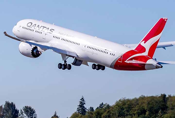 Esse tipo de iniciativa acompanha a expansão global das chamadas rotas ultralongas. A Qantas, por exemplo, pretende implementar, a partir de 2026, voos de cerca de 20 horas que conectarão Londres a Sydney.  Reprodução: Flipar