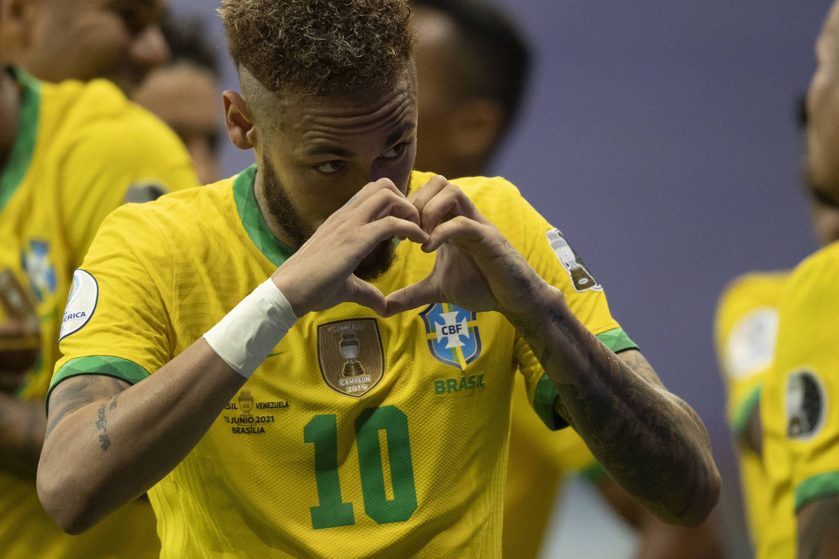 Neymar iguala Pelé como maior artilheiro da seleção brasileira masculina de  futebol - Folha PE