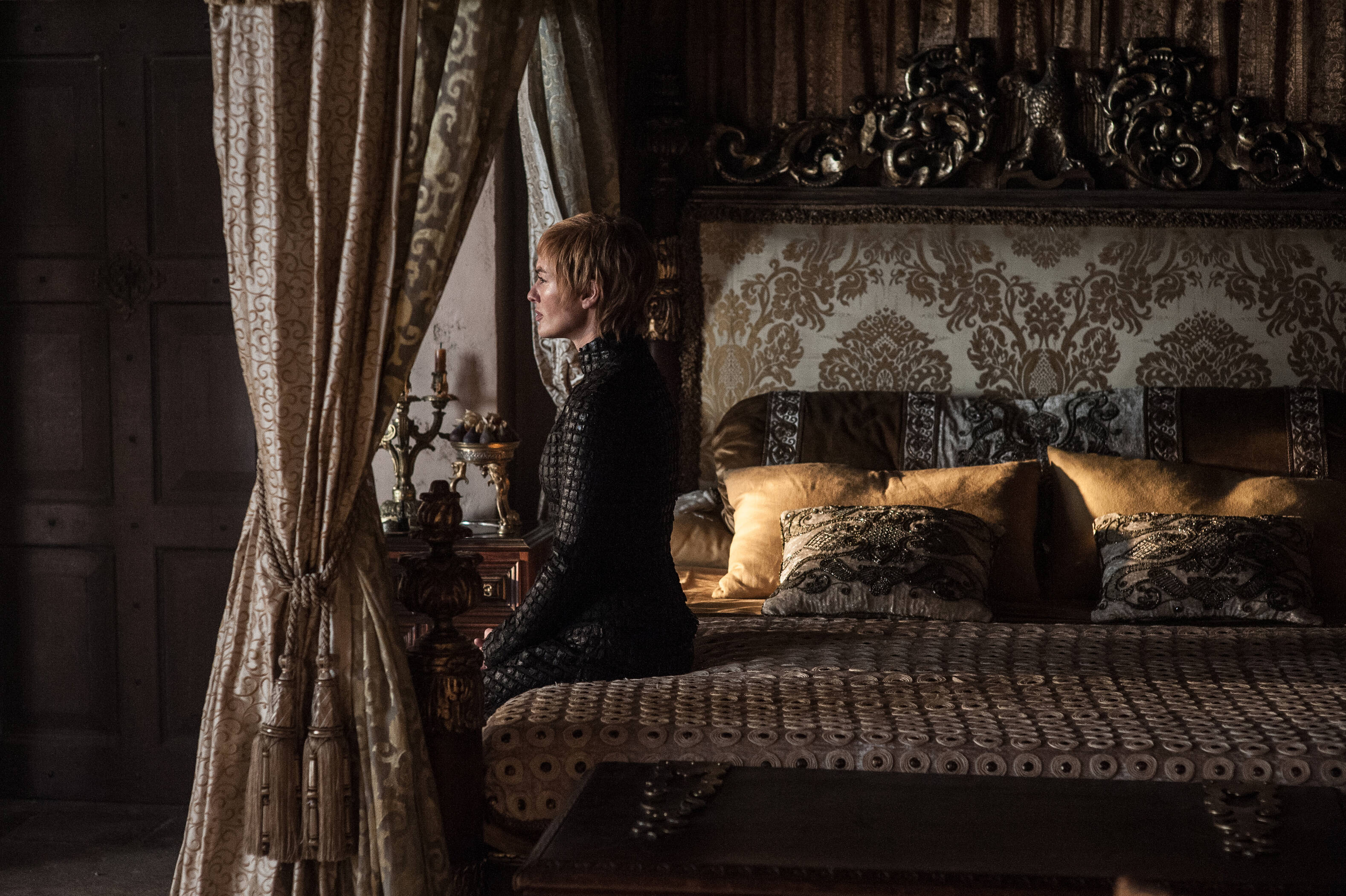 Cersei parece aguardar alguém enquanto reflete sobre algo de maneira profunda. Estaria ela mudando seus planos?. Foto: Divulgação
