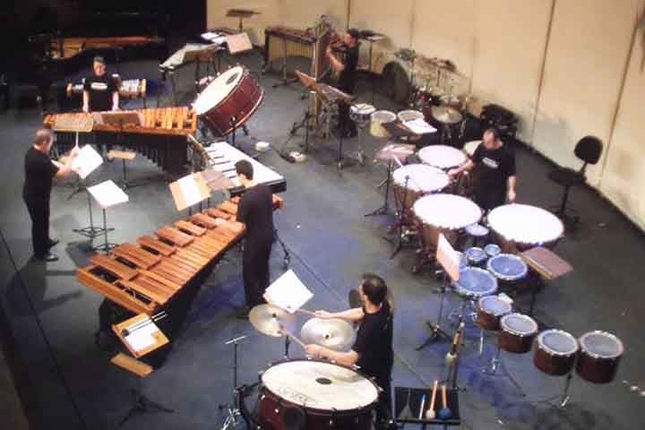 A percussão tem tímpanos, bombo, pratos, triângulo   xilofone , marimba, glockenspiel e tamborim.  Reprodução: Flipar