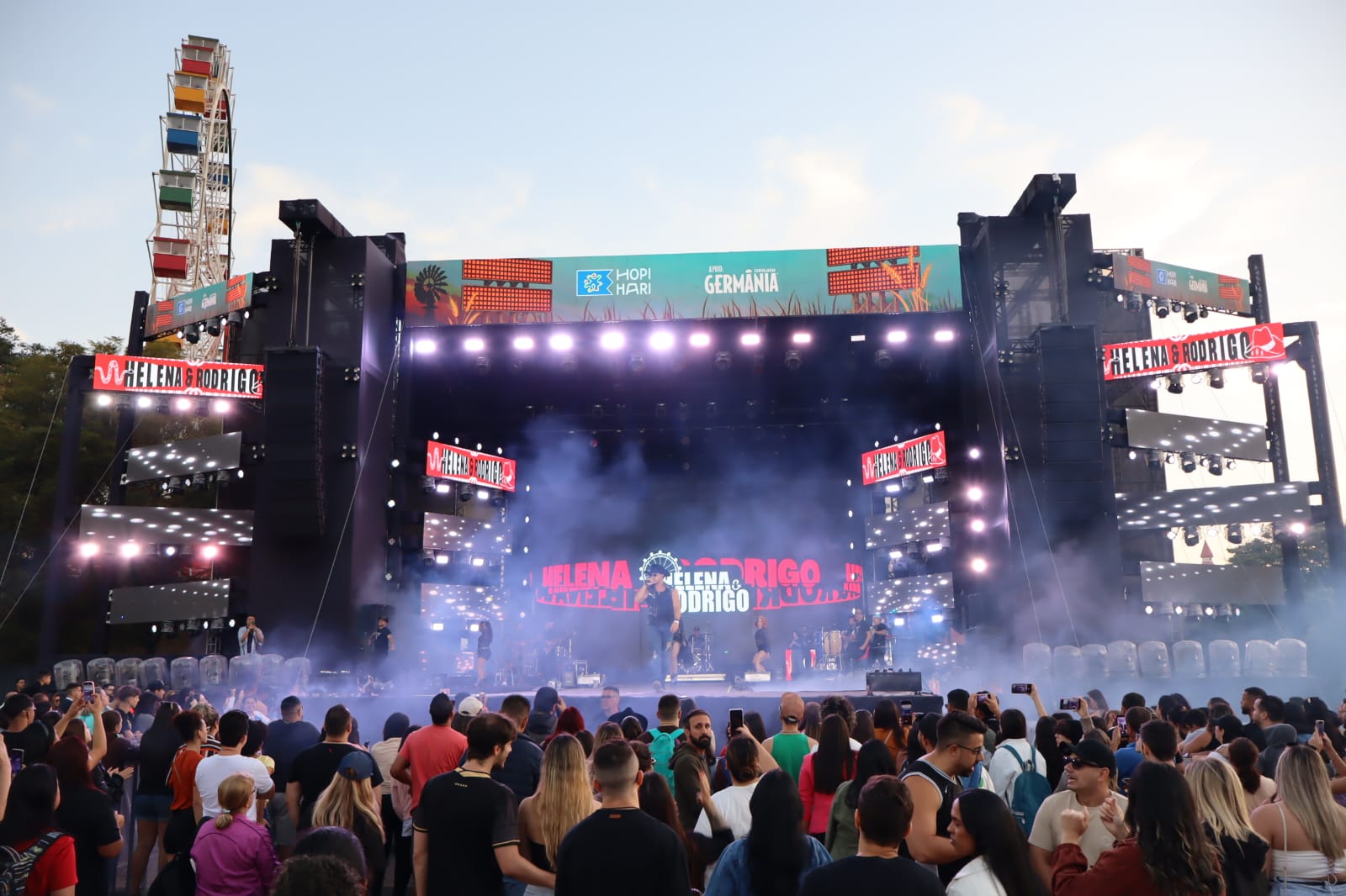 Apresentação promete emocionar fãs com hits como 'Batom de Cereja', 'Bombonzinho' e outros sucessos da dupla sertaneja. Foto: Pedro Lopes