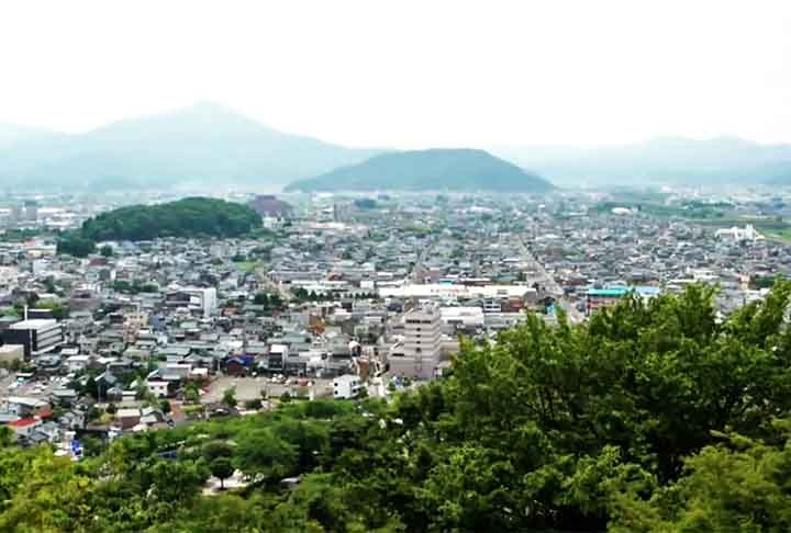 A região, cercada por montanhas, é considerada uma das mais afastadas do Japão. Museus e templos são edifícios característicos dessas localidades.
 Reprodução: Flipar