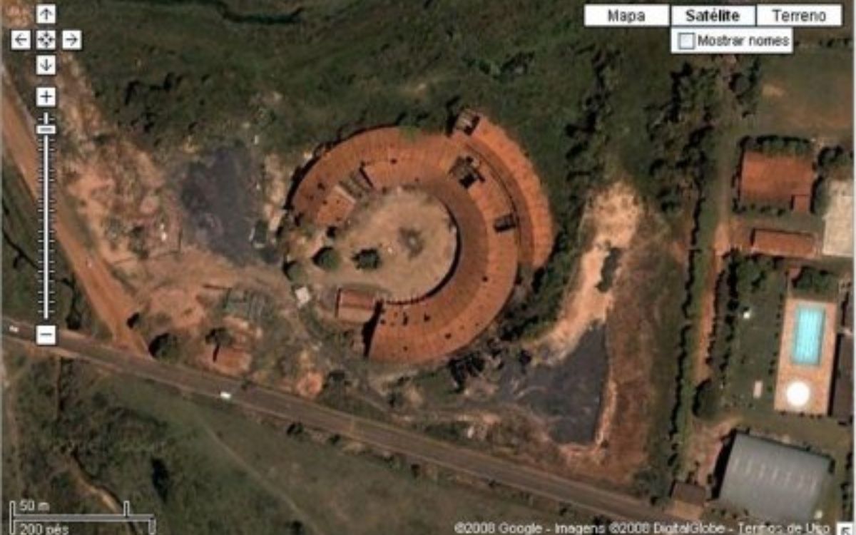 Lins (SP): A rotunda de Lins começou a ser construída em 1938 e foi concluída apenas em 1947. Tinha 270 graus e cerca de 6.500 m² de área.  Funcionou por 14 anos, até 1962, quando o novo pátio ferroviário foi inaugurado. Depois, passou a ser depósito da prefeitura, mas perdeu essa função em 2020, com parte do telhado destruído.  O prédio é tombado, mas sofre com abandono e risco de desabamento.. Foto: Reprodução/Estações Ferroviárias do Brasil