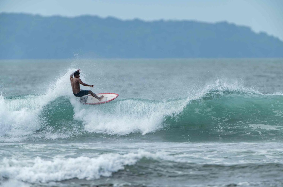 10 -País é refúgio para surfistas: Com um litoral com mais de 1.800 km, o Panamá é um verdadeiro paraíso para os surfistas, com praias deslumbrantes e cidades litorâneas com picos diversificados, escalações vazias, quebras em ilhas desertas acessíveis por barco e águas mornas. É o local ideal para surfistas com todos os níveis de experiências Divulgação / Promtur Panamá