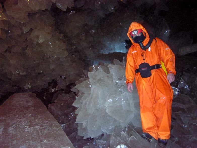 Esses cristais são feitos de gesso selenito, que é um tipo de mineral sulfato formado a partir de sais dissolvidos nas águas subterrâneas.  Reprodução: Flipar