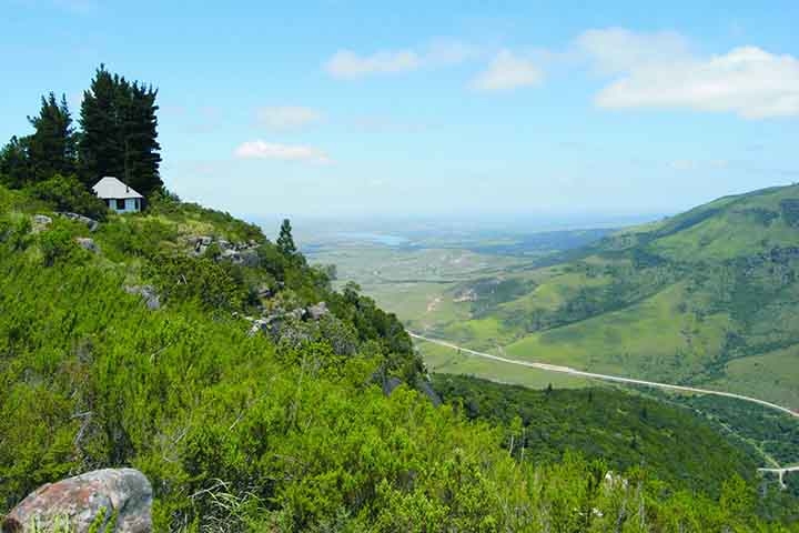 Hogsback é uma vila nas Montanhas Amathole na Província do Cabo Oriental, África do Sul. A área é conhecida pelas matas indígenas, cachoeiras e pesca de trutas . Os grandes jardins da zona envolvente também incluem plantas exóticas de todas as partes do mundo. Reprodução: Flipar