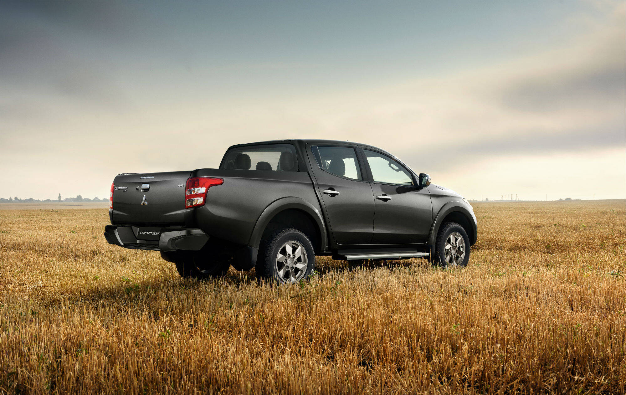 Nova geração da picape Mitsubishi L200 vai conviver com o modelo atual no Brasil. Foto: Divulgação