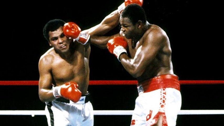 Em 1980, Muhammad Ali perdeu o cinturão dos pesos-pesados da The Ring e da WBC para Larry Holmes por nocaute no 11° round. Reprodução: Flipar