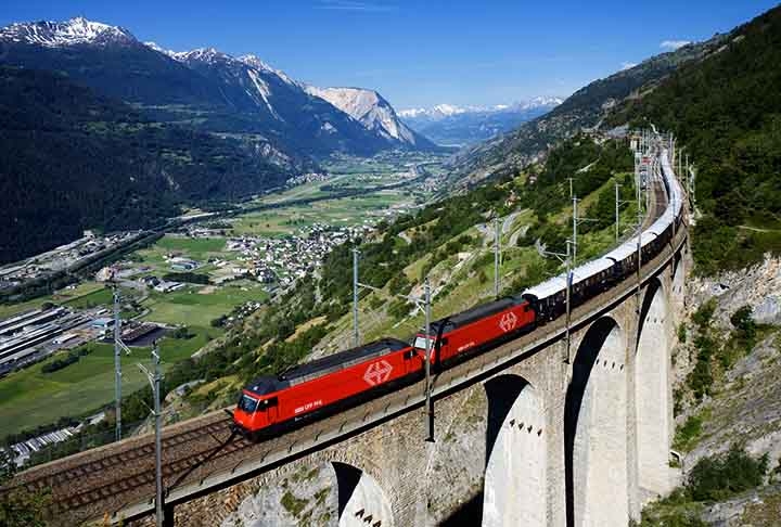 1º) Venice Simplon-Orient-Express (pontuação do leitor: 92,75): Com uma reputação lendária, o Venice Simplon-Orient-Express é um dos trens mais glamourosos e exclusivos do mundo. Reprodução: Flipar