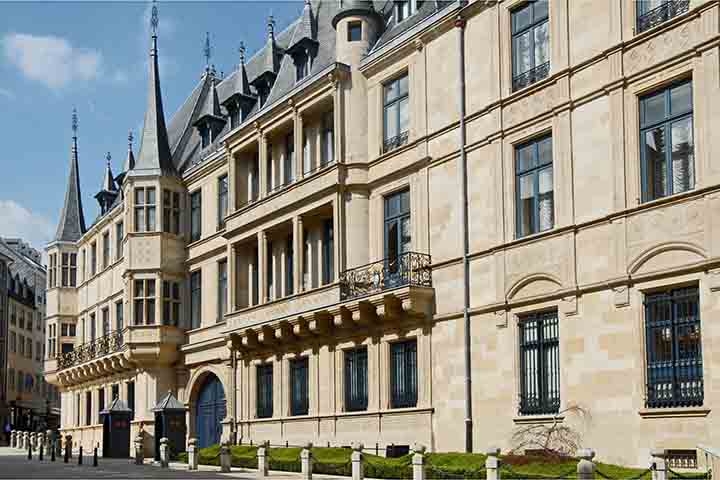 Palácio Grão-Ducal: É a residência oficial da família real luxemburguesa. Dá para visitar os jardins exuberantes ou participar de uma visita guiada ao interior do palácio (disponível em horários específicos). Reprodução: Flipar
