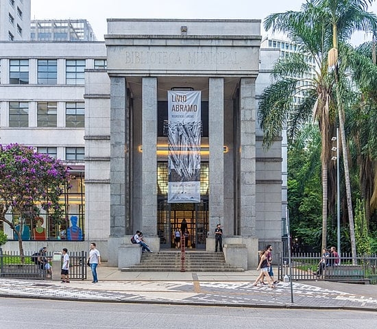 Biblioteca Municipal Mário de Andrade - Fundada em 1925, é a segunda com maior acervo do país, perdendo apenas para a Biblioteca Nacional, no Rio de Janeiro. Sua arquitetura em art déco atrai os olhares pela beleza.  Reprodução: Flipar