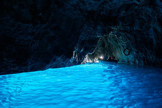 O interior da Gruta Azul, que preserva águas azuis brilhantes. Foto: Capri/Divulgação