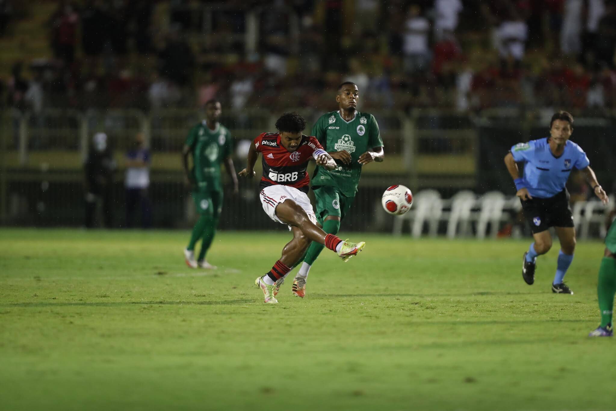 SporTV comete gafe e coloca escudo do Flamengo no lugar do Botafogo em jogo  da Copinha - Lance!