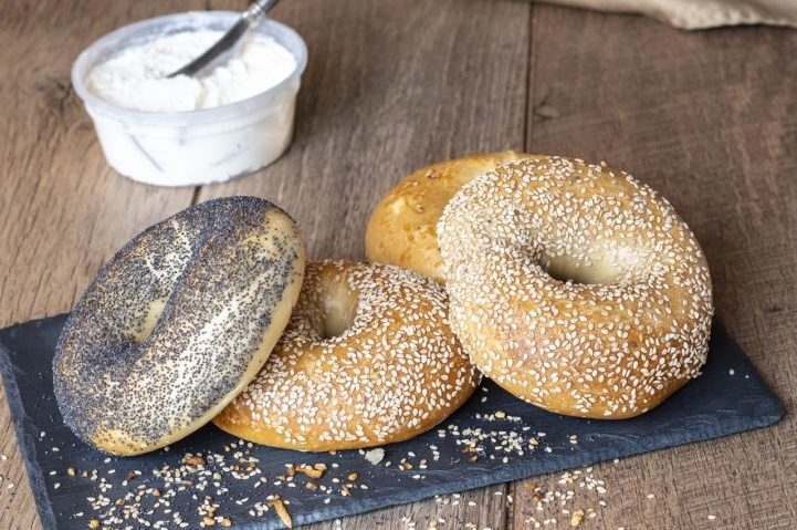 Originários da comunidade judaica de imigrantes da Polônia que se estabeleceram em Nova York, os bagels se tornaram um ícone culinário da cidade. Reprodução: Flipar