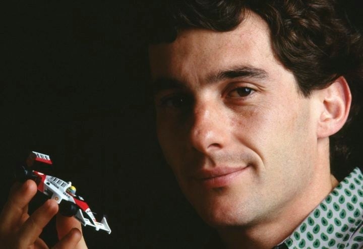 Em homenagem ao piloto e perpetuando seus valores, o Instituto Ayrton Senna foi criado em 1994 por sua irmã Viviane, com o objetivo de transformar a educação de crianças e jovens no Brasil.  Reprodução: Flipar