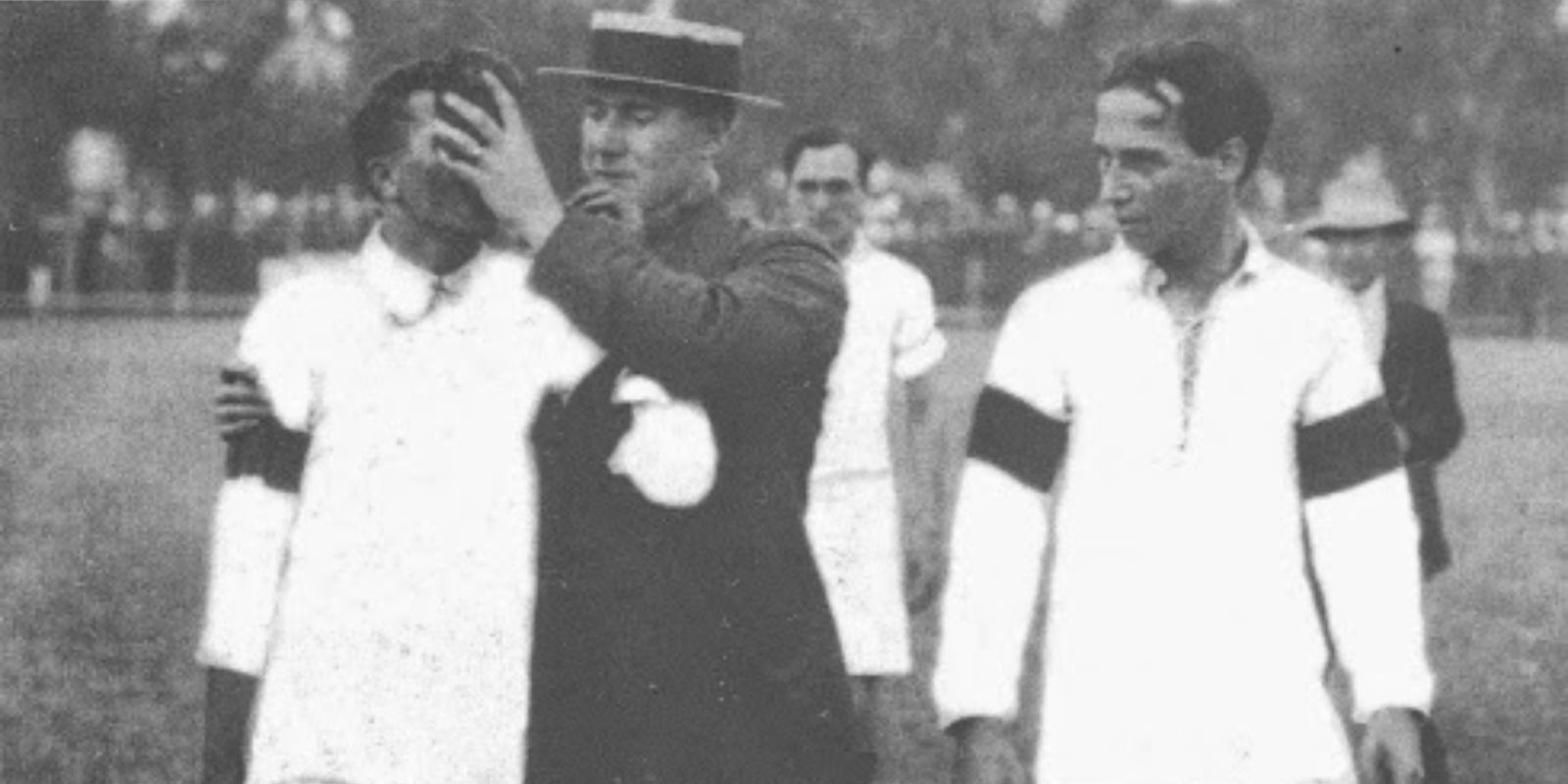 Friedenreich precisou de atendimento médico após perder dois dentes numa disputa com inglês. Foto: Domínio Público