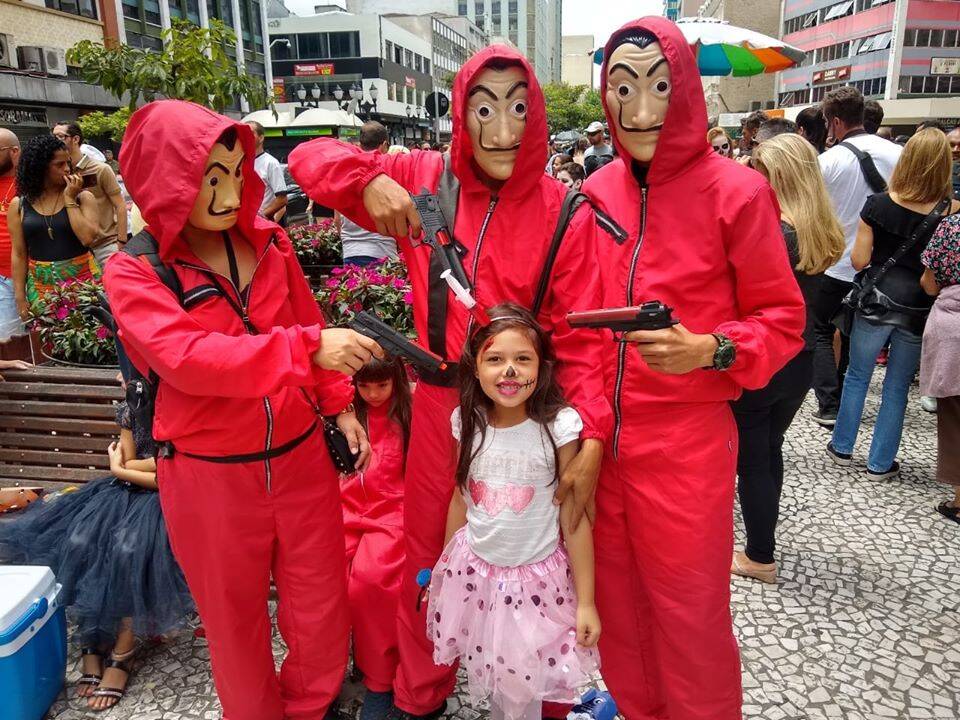 Foliões de Curitiba se divertem na Zombie Walk de 2020. Foto: Reprodução / Facebook @Aline Peres