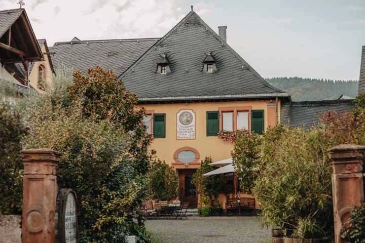 7º lugar: Staffelter Hof - Fundada em 862 (1.162 anos de existência), a empresa alemã é considerada a mais antiga fabricante de vinho em atividade no mundo. 

 Reprodução: Flipar