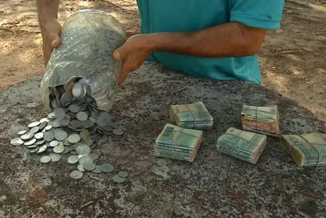 Na mala estavam centenas de células de Cruzado, moeda que circulou no Brasil entre 1986 e 1989. E havia também um grande pote abarrotado de moedas da época. Reprodução: Flipar