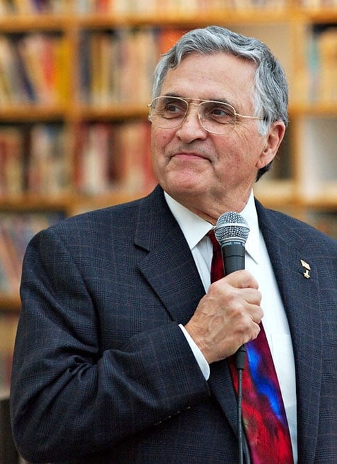 Atualmente, Harrison Schmitt está com 89 anos.  Ele chegou a atuar como político (senador no Novo México) e como consultor em geologia, espaço e políticas públicas. Reprodução: Flipar