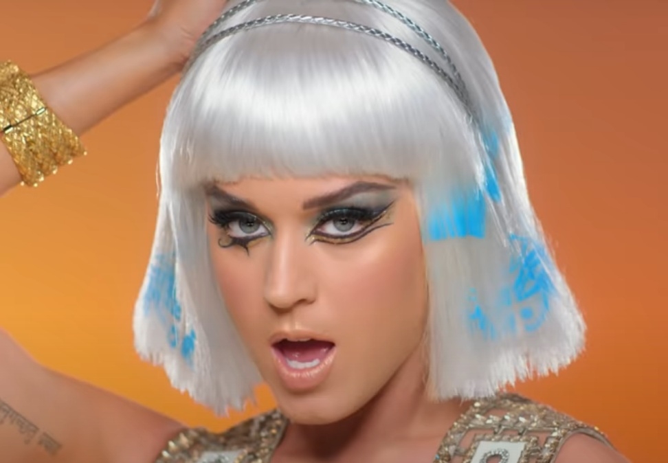 Katy Perry - A cantora americana disse que os TOCs pioram quando ela faz show.  Fica irritada com maquiagens quebradas, pelos de animais de estimação e marcas de digitais em óculos. 