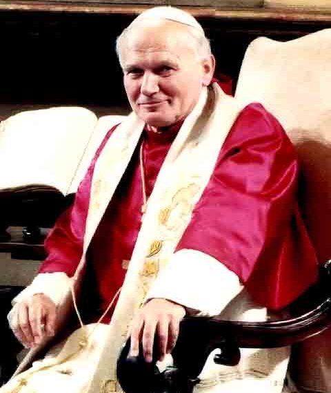 Entre 2004 e 2005, Padre Marcelo Rossi e o bispo Dom Fernando estiveram próximos de ser convocados ao Vaticano para prestar esclarecimentos. A morte do Papa João Paulo II, em abril de 2005, adiou qualquer decisão disciplinar. Ainda de acordo com Feltrin, o sacerdote esteve perto de ter suas atividades suspensas, o que o impediria de celebrar missas, administrar sacramentos e lançar produtos religiosos.
 Reprodução: Flipar