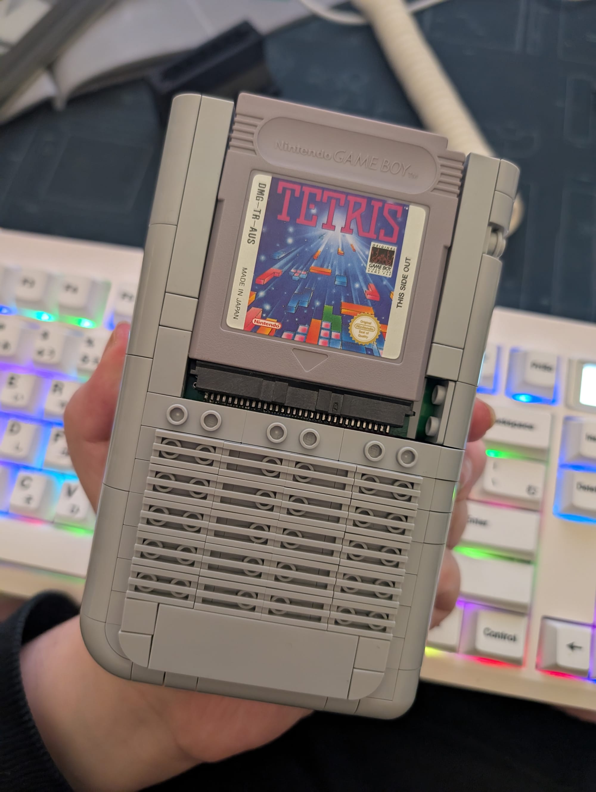Lego Game Boy modificado por Natalie rodando cartucho real de Tetris. Foto: Natalie The Nerd/Reprodução
