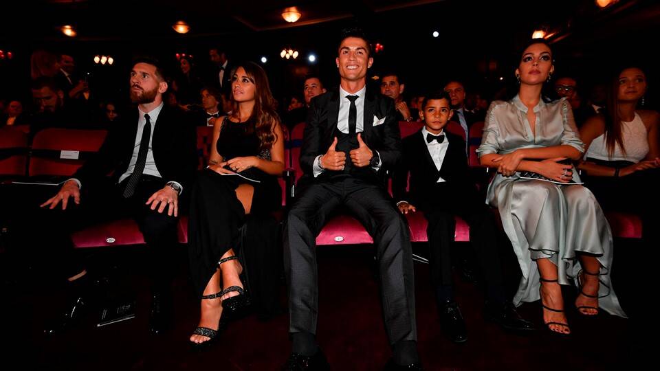 Messi, esposa, Cristiano Ronaldo, seu filho e sua namorada. Foto: Divulgação/Fifa