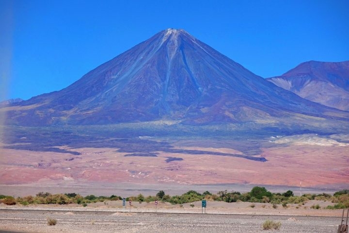 Sua paisagem compreende vastas planícies áridas, salares, formações rochosas, vulcões e alguns dos céus mais limpos e estrelados do mundo. Reprodução: Flipar