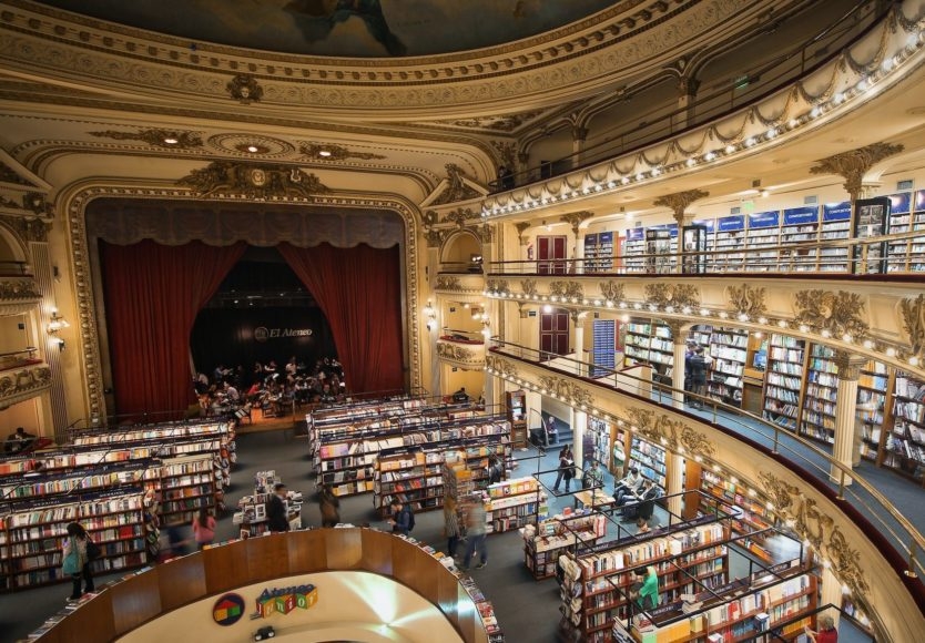 Dados oficiais de 2023 apontam que há 619 livrarias na cidade, uma para cada 4.500 habitantes, representando 24% dos espaços culturais de Buenos Aires. 
 Reprodução: Flipar
