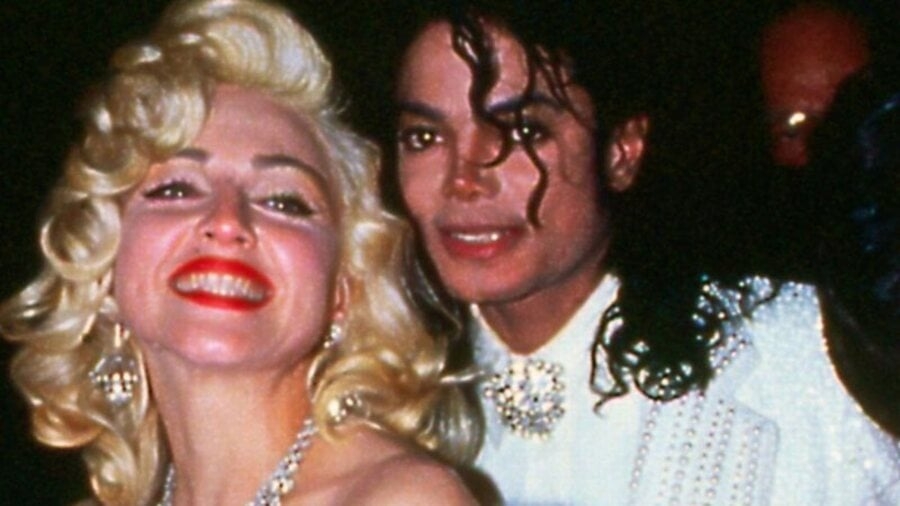 Curiosamente, em 1991 Madonna e Michael Jackson tiveram um breve romance. De acordo com a cantora, houve apenas três encontros e um único beijo. Na cerimônia do Oscar daquele ano, os astros surgiram juntos, o que fez o fato vir a público.

 Reprodução: Flipar