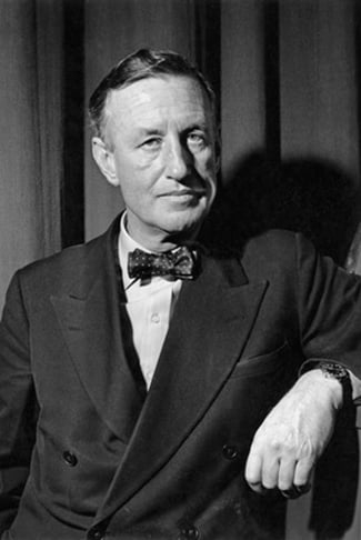 Mas foi justamente essa mistura de beleza, sedução e espionagem que atraiu a atenção do jornalista e escritor britânico Ian Fleming (foto). Ele conheceu Popov num cassino e decidiu criar um personagem inspirado no espião. Reprodução: Flipar