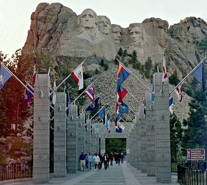 Inaugurado em 31 de outubro de 1941, o Memorial Nacional de Monte Rushmore recebe mais de dois milhões de visitantes por ano.
 Reprodução: Flipar
