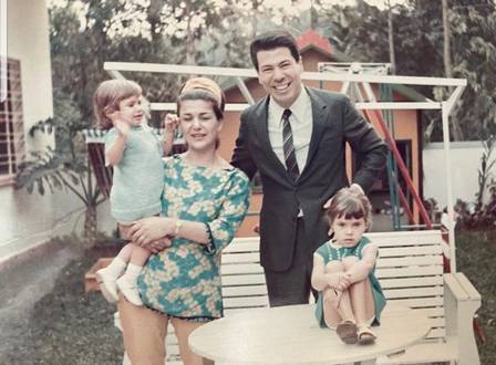 Silvio Santos com a primeira mulher, Maria Aparecida Vieira, a filha Cintia Abravanel e uma sobrinha.  Reprodução
