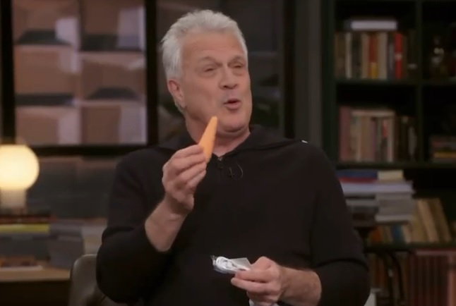 Pedro Bial segurando um vibrador no Conversa com Bial. Foto: Reprodução/Globo