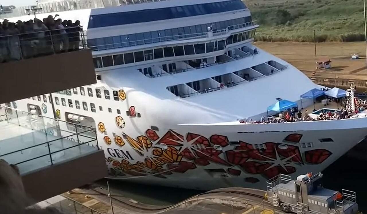 Você também pode observar os navios passando pelas eclusas (engenharia hidráulica que permite que embarcações subam ou desçam os rios ou mares em locais com desníveis), o que é uma experiência incrível.  Reprodução: Flipar